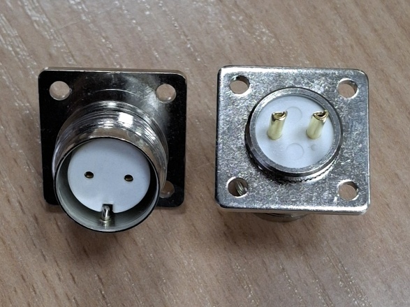 TWC-9206 (TWINAX гнездо на корпус, фланец 4 отв., пайка)
